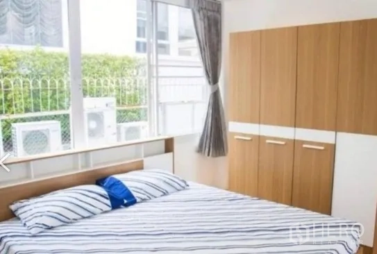 ทาวน์เฮาส์ ให้เช่าในKhlong Toei, Bangkok - ห้องนอนชั้นล่าง หน้าต่างบานกว้าง ตู้เสื้อผ้า และวิวสวน