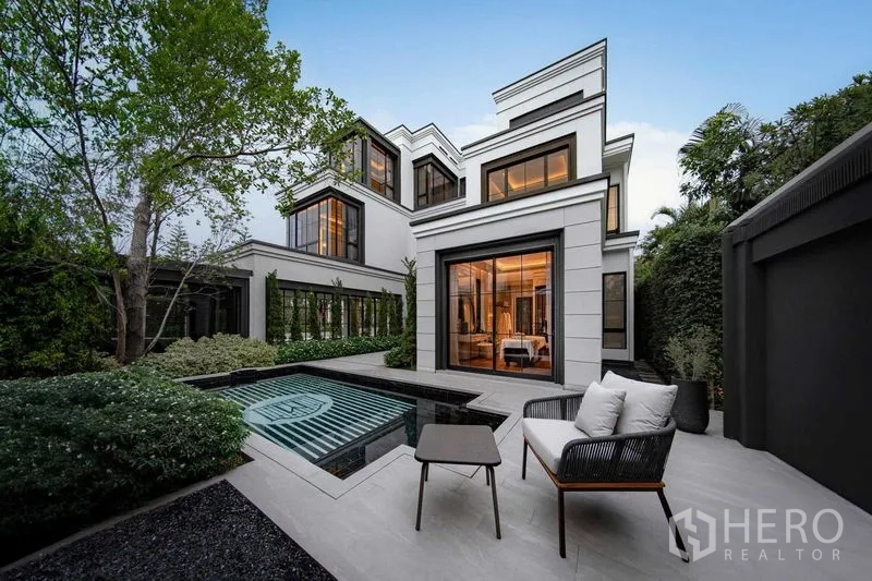 独立式住宅 出售在Saphan Sung, Bangkok - 私人庭院配浸泡池、绿篱与通向卧室的推拉玻璃门。