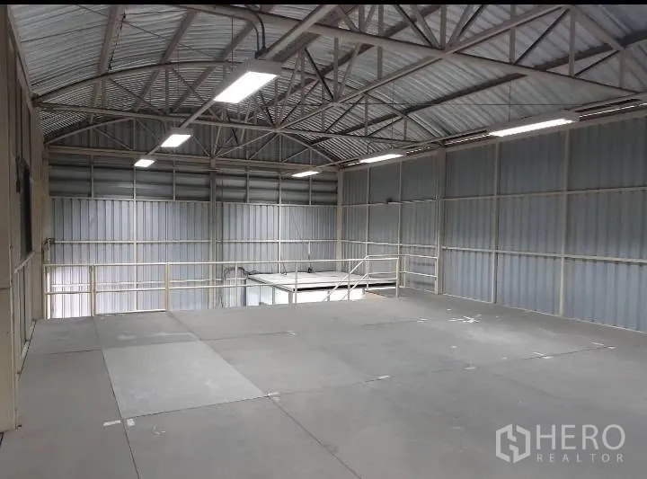 Warehouse for rent in Bang Kho Laem, Bangkok - View across the mezzanine platform with safety railing beneath a metal roof.