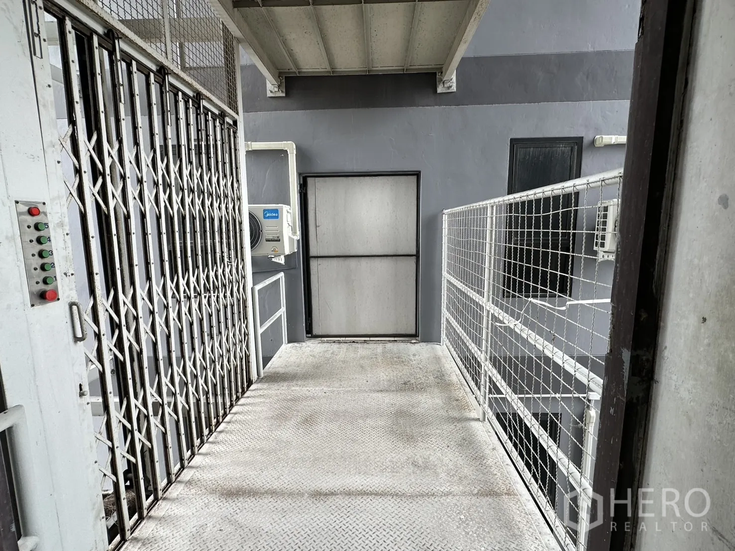 คลังสินค้า ให้เช่าในBang Phli, Samut Prakan - ลิฟต์ขนของพร้อมประตูกระทู้เหล็กและแผงควบคุม