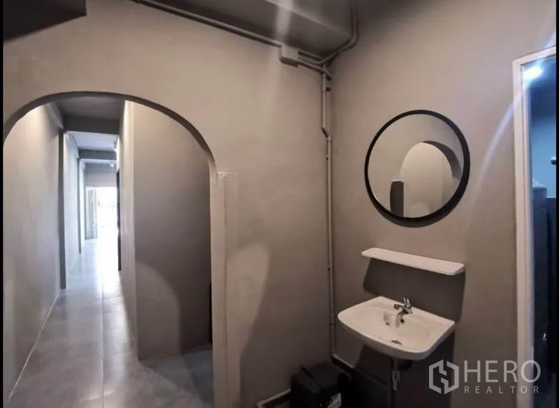 สำนักงานที่บ้าน ให้เช่าในPhra Khanong, Bangkok - โถงทางเดินซุ้มโค้งพร้อมอ่างล้างหน้าและกระจกทรงกลมติดผนัง