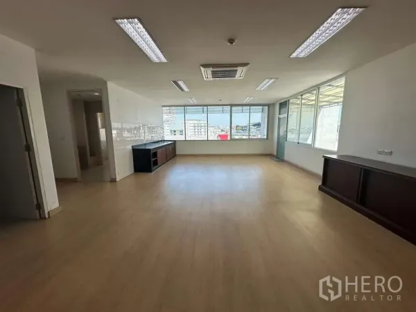 สำนักงาน ให้เช่าในPrawet, Bangkok - ออฟฟิศโล่งกว้าง วิวเมือง พร้อมเคาน์เตอร์แพนทรี