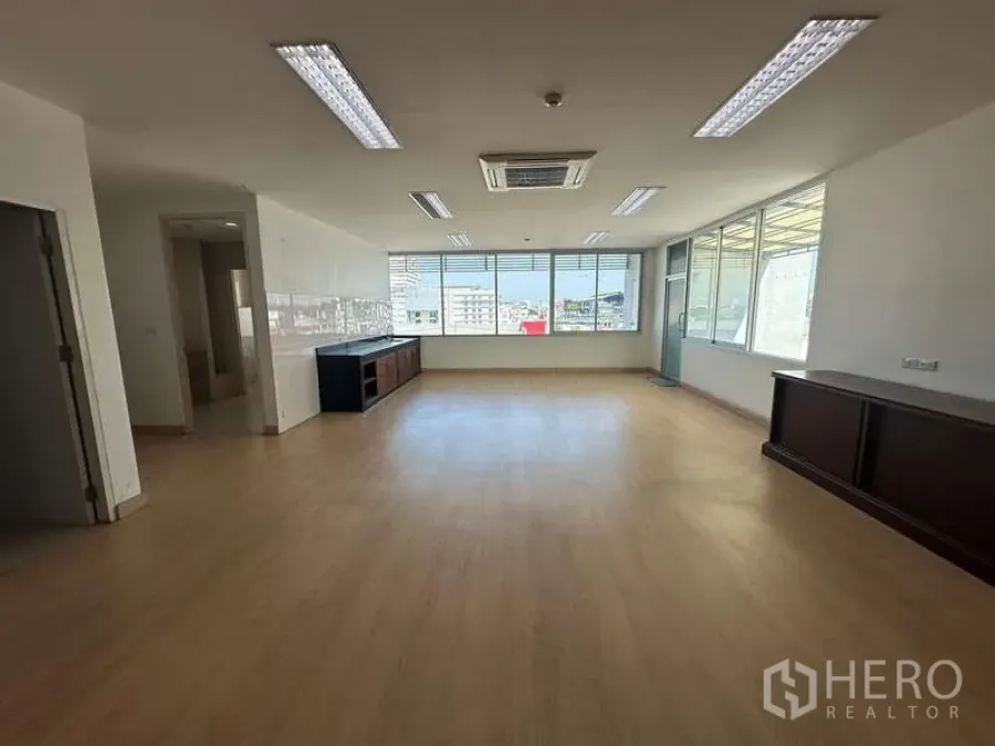 สำนักงาน ให้เช่าในPrawet, Bangkok - ออฟฟิศโล่งกว้าง วิวเมือง พร้อมเคาน์เตอร์แพนทรี