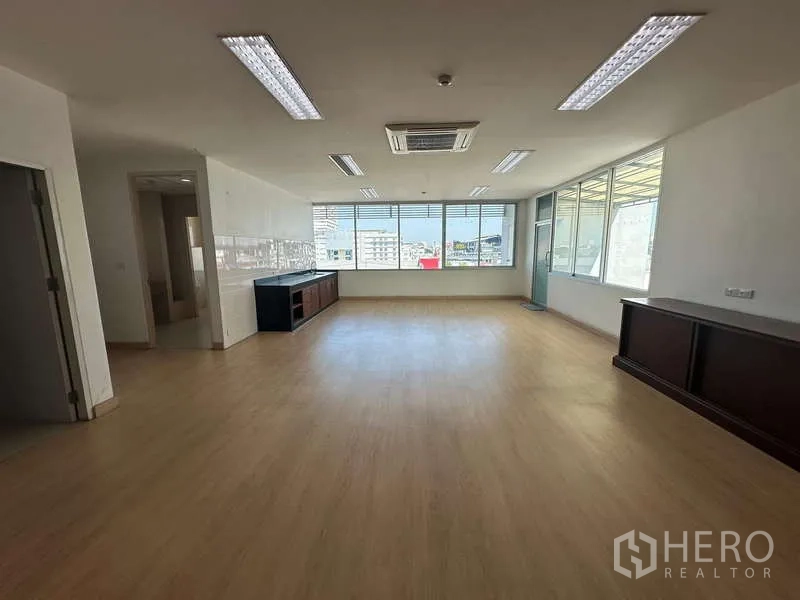 สำนักงาน ให้เช่าในPrawet, Bangkok - ออฟฟิศโล่งกว้าง วิวเมือง พร้อมเคาน์เตอร์แพนทรี