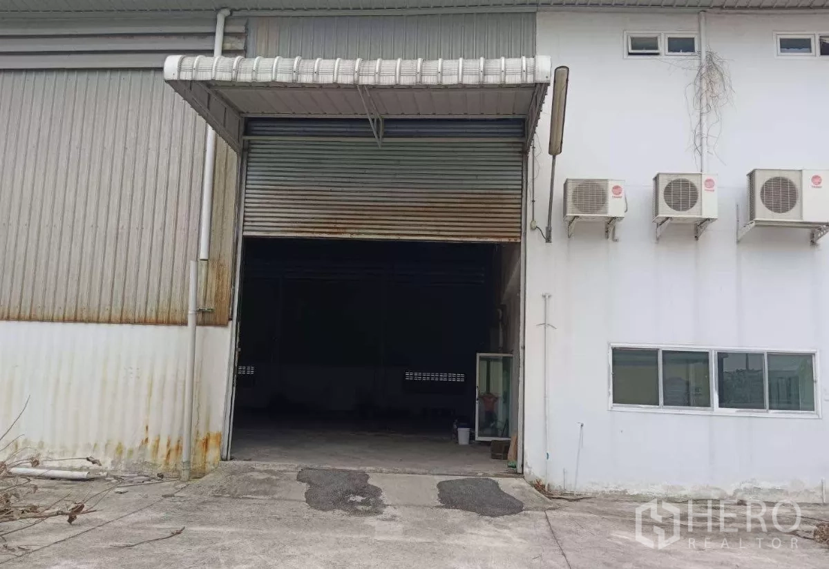 คลังสินค้า ขายในMueang Samut Prakan, Samut Prakan - ช่องโหลดสินค้ามีหลังคา ประตูม้วนไฟฟ้า และคอยล์แอร์ภายนอก