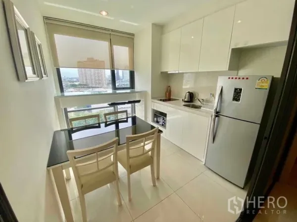 คอนโด ให้เช่าในKhlong Toei, Bangkok - ครัวสีขาวบิวท์อิน โต๊ะทานข้าวสองที่ พร้อมหน้าต่างบานใหญ่ชมวิวเมือง