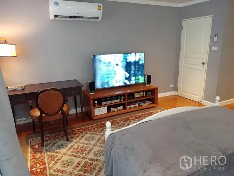 คอนโด ให้เช่าหรือขายในWatthana, Bangkok - มุมมองห้องนอนใหญ่พร้อมชั้นวางทีวี โต๊ะทำงาน และแอร์แขวนผนัง