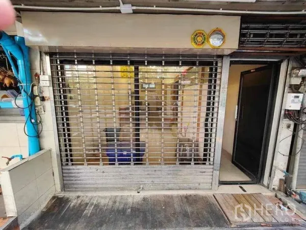 零售空间 出租在Khlong Toei, Bangkok - 临街店面，滑动玻璃门与金属卷闸门。