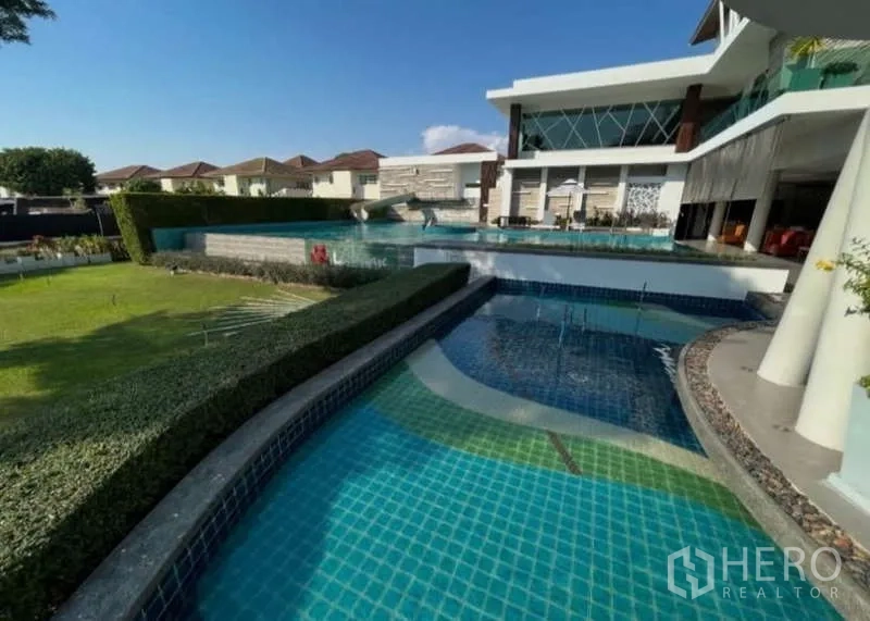 Detached House for rent in Bang Phli, Samut Prakan - Tiered swimming pools beside the clubhouse overlooking landscaped gardens.