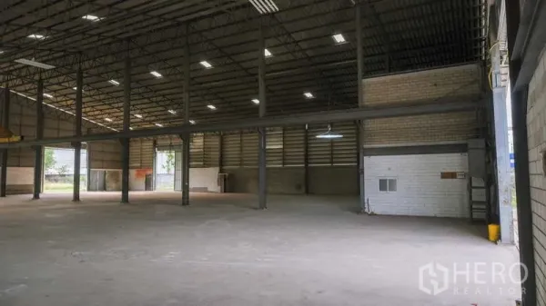 Factory for rent in Bang Phli, Samut Prakan - Open production floor with steel columns, skylights and brick side walls.