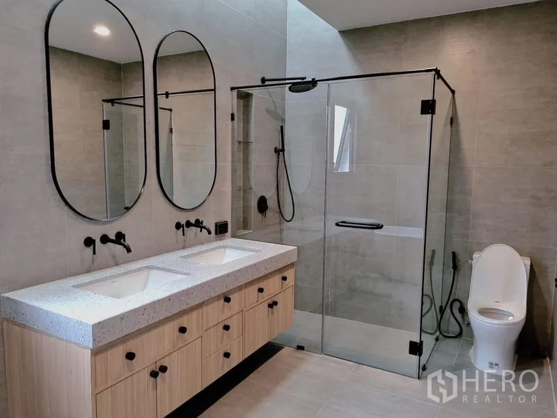 บ้าน ให้เช่าในKhlong Toei, Bangkok - ห้องน้ำสมัยใหม่ อ่างล้างหน้าคู่ กระจกเงาคู่ และตู้ Shower กระจกพร้อม Rain Shower