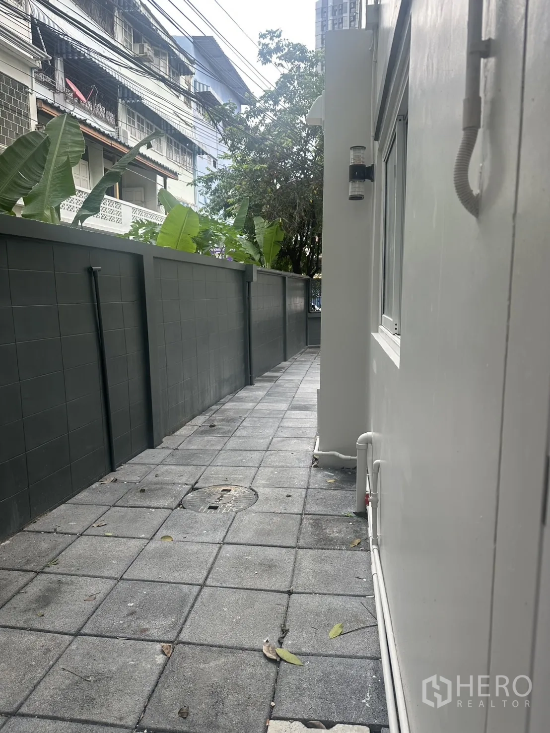 สำนักงานที่บ้าน ให้เช่าในKhlong Toei, Bangkok - ทางเดินข้างบ้านติดกำแพงสูง มองเห็นสายไฟเหนือศีรษะ