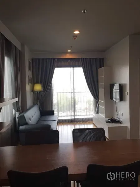 คอนโด ให้เช่าในWatthana, Bangkok - ห้องนั่งเล่นสว่าง โซฟา ทีวี และประตูกระจกออกระเบียง คอนโดวัฒนา ใกล้ BTS อ่อนนุช