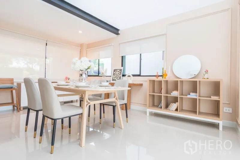 ทาวน์เฮาส์ ให้เช่าหรือขายในSuan Luang, Bangkok - มุมมองกว้างของห้องทานข้าว พร้อมชั้นเก็บของบิลท์อินและหน้าต่างบานใหญ่