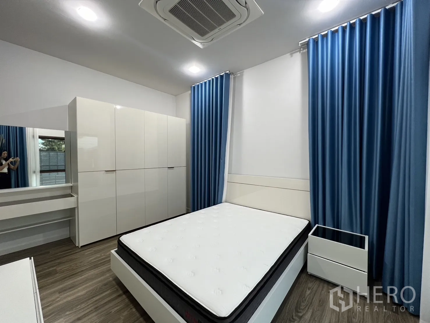 Detached House for rent or sale in Bang Kapi, Bangkok - Bedroom with blue drapes, glossy wardrobe and vanity