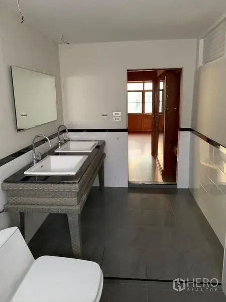 อาคารพาณิชย์ ขายในHuai Khwang, Bangkok - ห้องน้ำกว้าง อ่างล้างหน้าคู่ กระจกบานใหญ่ เชื่อมต่อสู่ห้อง