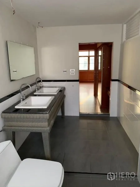 อาคารพาณิชย์ ขายในHuai Khwang, Bangkok - ห้องน้ำกว้าง อ่างล้างหน้าคู่ กระจกบานใหญ่ เชื่อมต่อสู่ห้อง