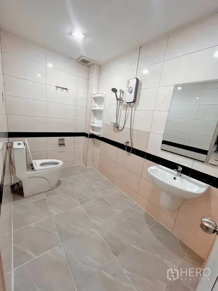 ทาวน์เฮาส์ ให้เช่าในHuai Khwang, Bangkok - ห้องน้ำปูกระเบื้องทั้งห้อง พร้อมโถสุขภัณฑ์ อ่างล้างหน้า กระจก และเครื่องทำน้ำอุ่น