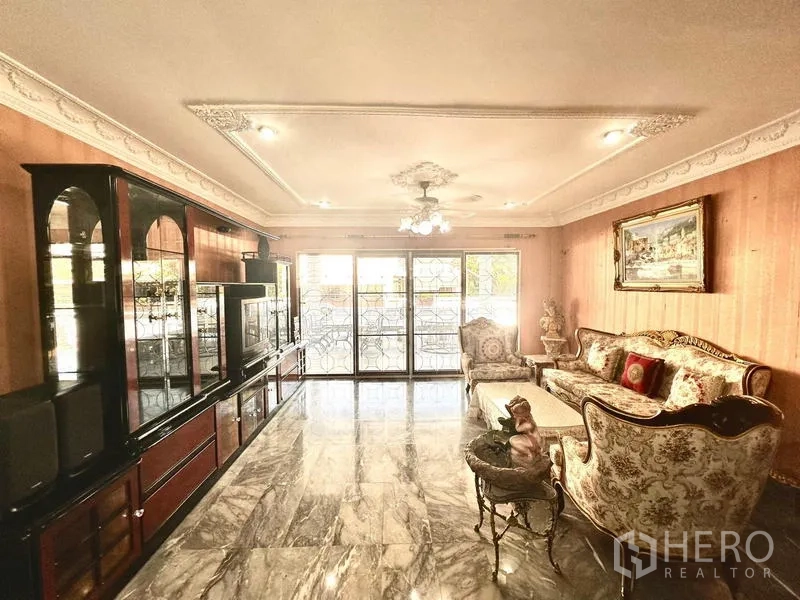 บ้าน ให้เช่าในTaling Chan, Bangkok - ห้องนั่งเล่นมุมกว้าง พื้นหินอ่อน และประตูกระจกบานเลื่อนเปิดสู่เทอเรซ.