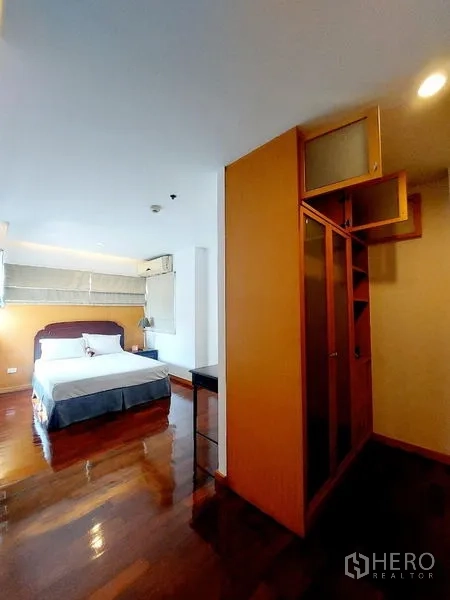 อพาร์ทเมนท์ ให้เช่า - ห้องนอนพื้นไม้เงา ตู้เสื้อผ้าบิวท์อิน และเตียงคู่