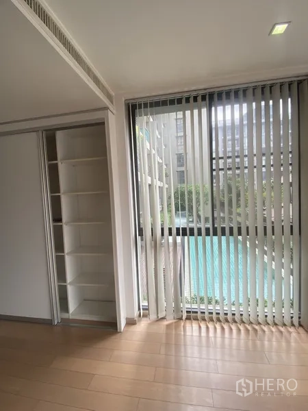 คอนโด ให้เช่าในPathum Wan, Bangkok - หน้าต่างสูงพร้อมชั้นวางบิวท์อิน มองเห็นสระว่ายน้ำของโครงการในปทุมวัน