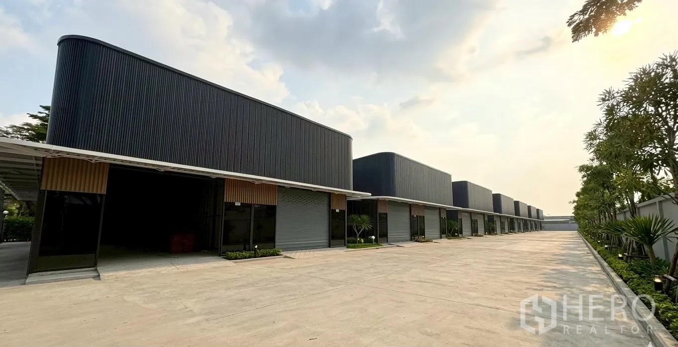 仓库 for rent in Bueng Kum, Bangkok - 现代化仓库排屋，内部道路宽阔并配有绿化带。