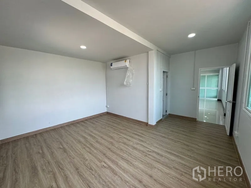 Home Office for rent in Bueng Kum, Bangkok - Upper bedroom with wood floor, air-conditioning and built-in wardrobe.