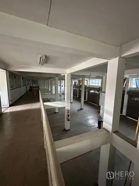 อาคารพาณิชย์ ให้เช่าในKhlong Toei, Bangkok - มุมมองจากชั้นลอย เห็นพื้นที่เพดานสูง เสา หน้าต่าง และช่องประตูม้วน