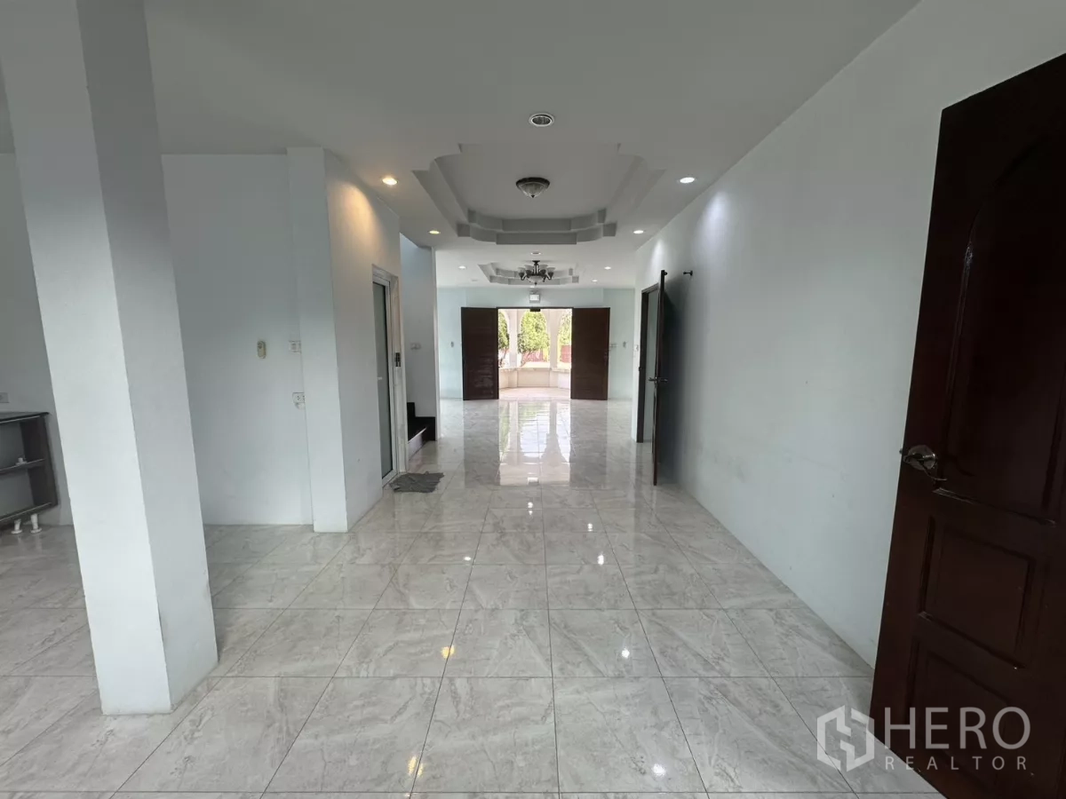 สำนักงานที่บ้าน ให้เช่า - โถงภายในมีเสา ไฟฝังเพดาน และพื้นกระเบื้องสีขาว.