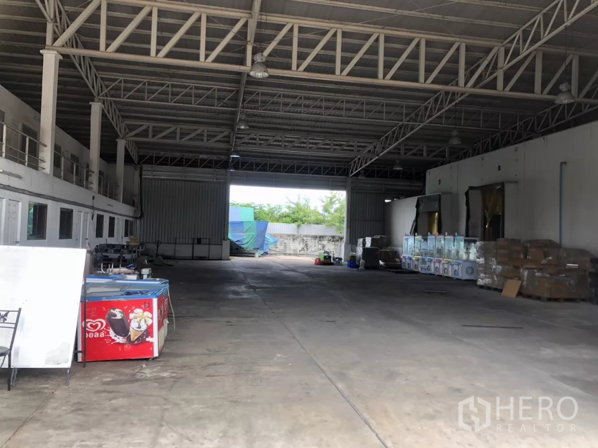 Factory for rent in Mueang Samut Prakan, Samut Prakan - Cold storage loading bays numbered 1–3 inside the warehouse