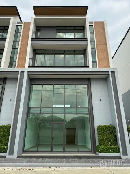 Home Office for rent in Pak Kret, Nonthaburi - Contemporary home office facade with a double-height glass storefront