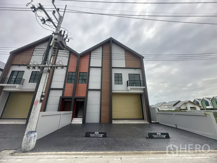 货栈 出售在Khlong Luang, Pathum Thani - 街景外观：全新双坡屋顶仓库，双卷帘门与私家停车区。