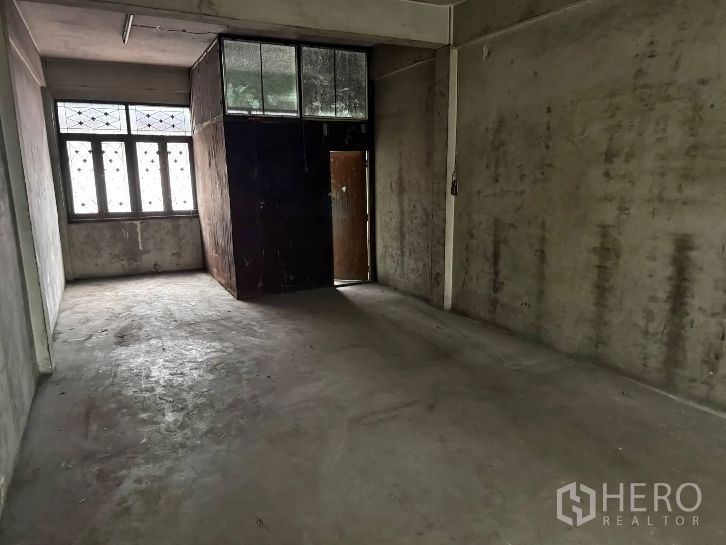 店屋 for rent in Khlong Toei, Bangkok - 楼层房间带磨砂窗与小型隔间。