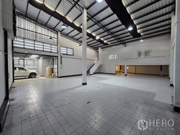 Warehouse for rent in Chatuchak, Bangkok - Spacious high-ceiling warehouse with tiled floor, steel roof and mezzanine office.