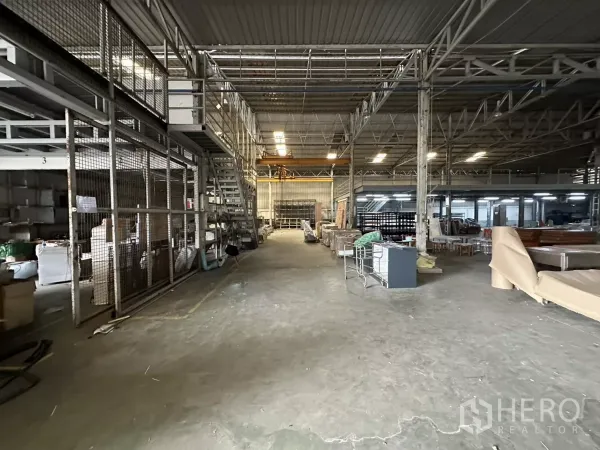 คลังสินค้า ให้เช่าในYan Nawa, Bangkok - ภายในโกดัง มีบันไดขึ้นชั้นลอย ผนังตะแกรง และทางเดินเก็บของ