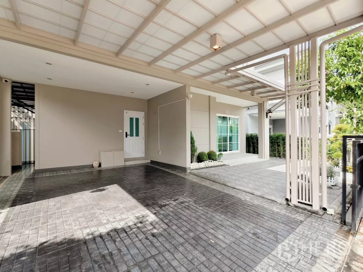 独立式住宅 出租在Khlong Luang, Pathum Thani - 覆盖式双车位车棚，紧邻入户门