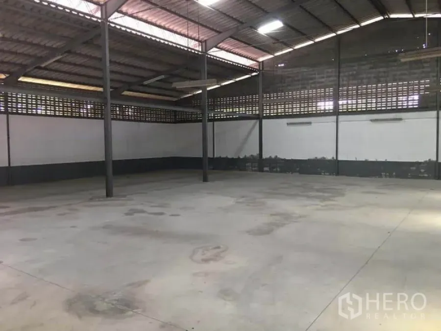 คลังสินค้า ให้เช่าในSamut Prakan - ฮอลล์โกดังสะอาด เพดานสูง เสาเหล็ก และผนังระบายอากาศ