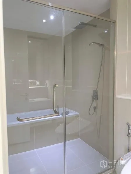 คอนโด ให้เช่าในWatthana, Bangkok - พื้นที่อาบน้ำและอ่างอาบน้ำกั้นกระจกพร้อมฝักบัวมือ