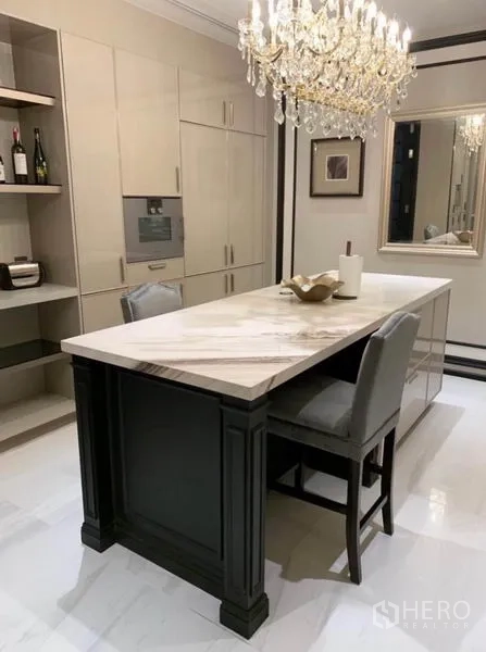 คอนโด ให้เช่าในKhlong Toei, Bangkok - ครัวสมัยใหม่ เกาะครัวท็อปหินอ่อน บาร์นั่ง พร้อมโคมระย้าและตู้บิลท์อิน