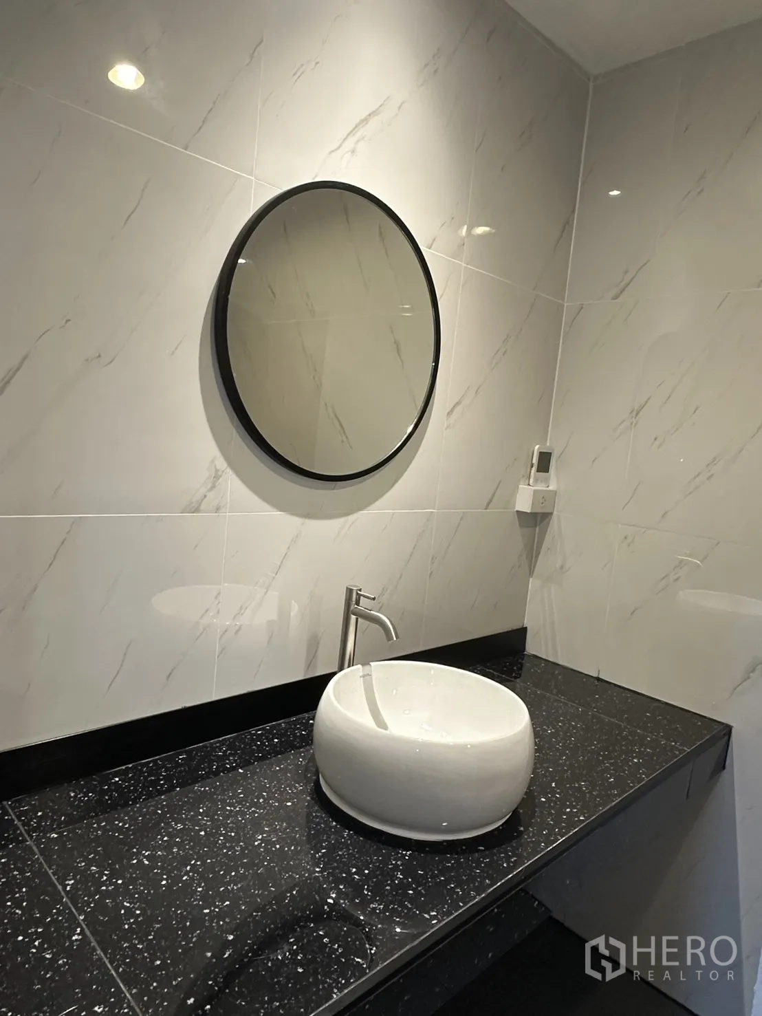 โฮมออฟฟิศ for rent in Khlong Toei, Bangkok - เคาน์เตอร์อ่างล้างหน้าแบบวางบนพร้อมกระจกกลมและท็อปหินสีดำ