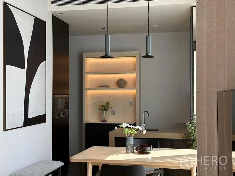 公寓 出租在Pathum Wan, Bangkok - 现代小厨房，镜面吊柜、石质台面与不锈钢龙头。