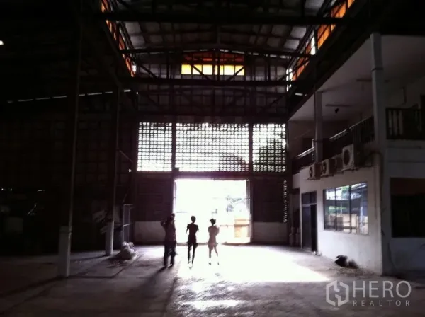 工厂 出租在Khlong San, Bangkok - 厂房内部高挑钢结构屋顶，设大进出口与夹层办公室