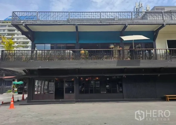 พื้นที่ขายปลีก ให้เช่าในWatthana, Bangkok - อาคารพาณิชย์ 2 ชั้น พร้อมระเบียงกว้างชั้นบนและลานจอดรถด้านหน้า