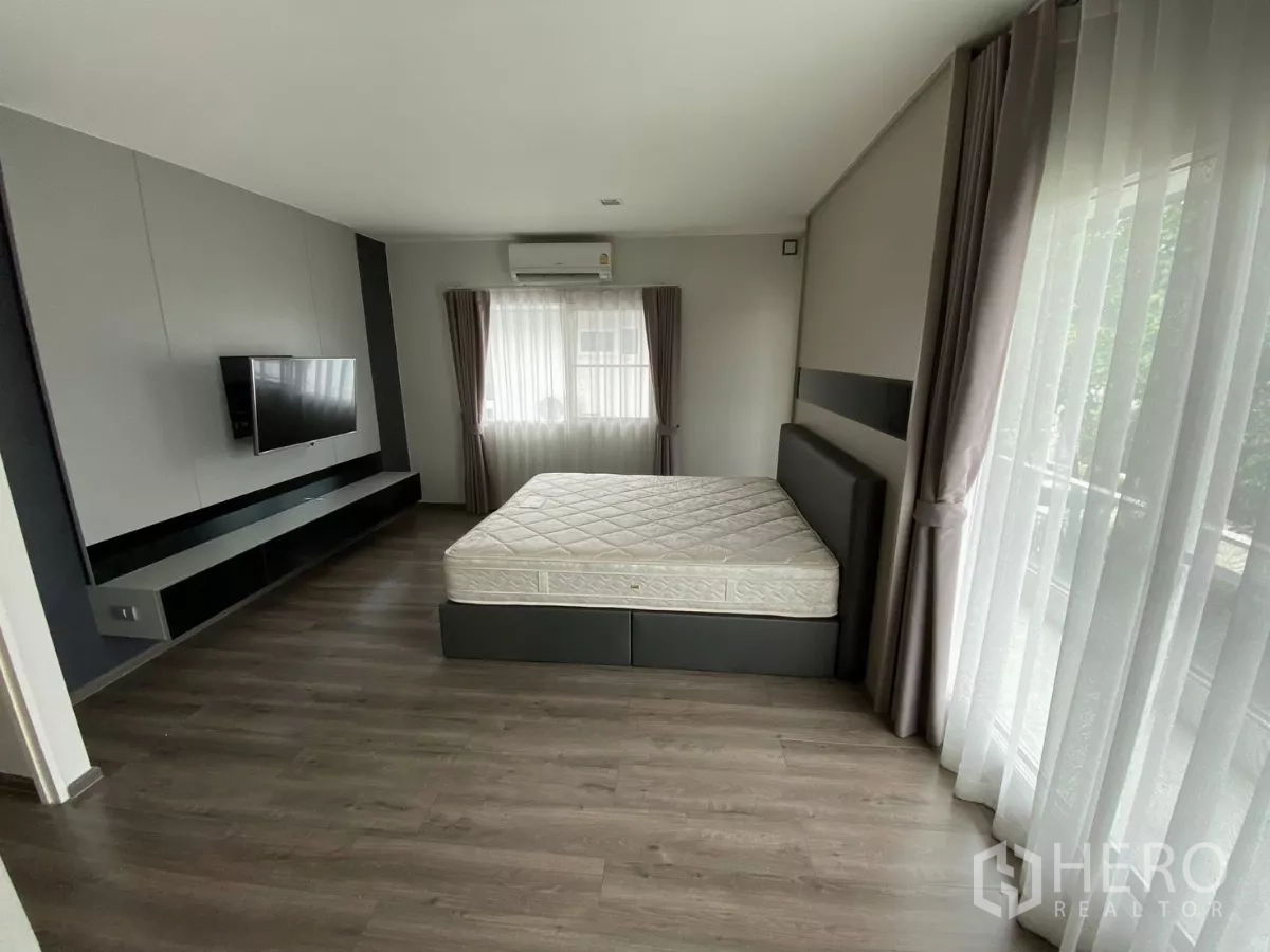 บ้าน ให้เช่าในPrawet, Bangkok - ห้องนอนหลักกว้าง มีหน้าต่างบานใหญ่ เตียง พื้นไม้ และทีวีติดผนัง