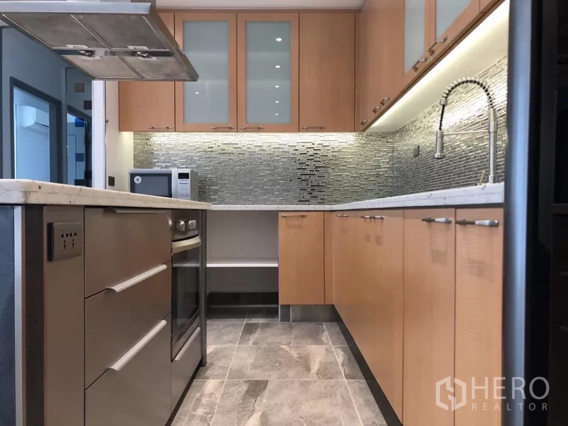 公寓 出租在Sathon, Bangkok - 厨房特写，石质台面、马赛克墙面与橱柜下照明。