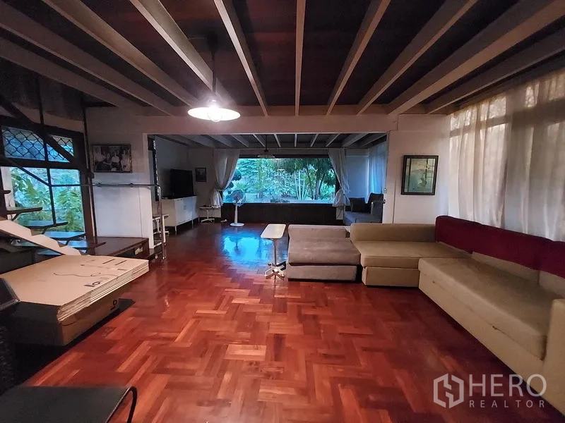 บ้าน ให้เช่าในMueang Samut Prakan, Samut Prakan - ห้องนั่งเล่นกว้าง พื้นปาร์เกต์ คานโชว์ มองเห็นวิวสวน