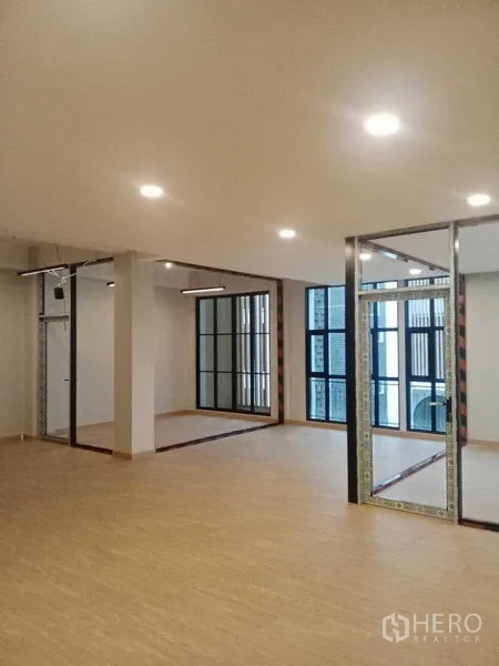 สำนักงานที่บ้าน ให้เช่าในBang Kapi, Bangkok - พื้นที่โอเพ่นสเปซพร้อมห้องกั้นกระจกสองห้องและไฟฝังฝ้า.