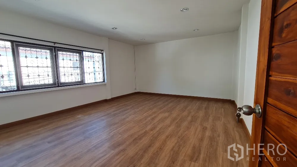 บ้านเดี่ยว for rent in Lat Phrao, Bangkok - ห้องนอนขนาดกว้าง พื้นไม้ และหน้าต่างบานใหญ่