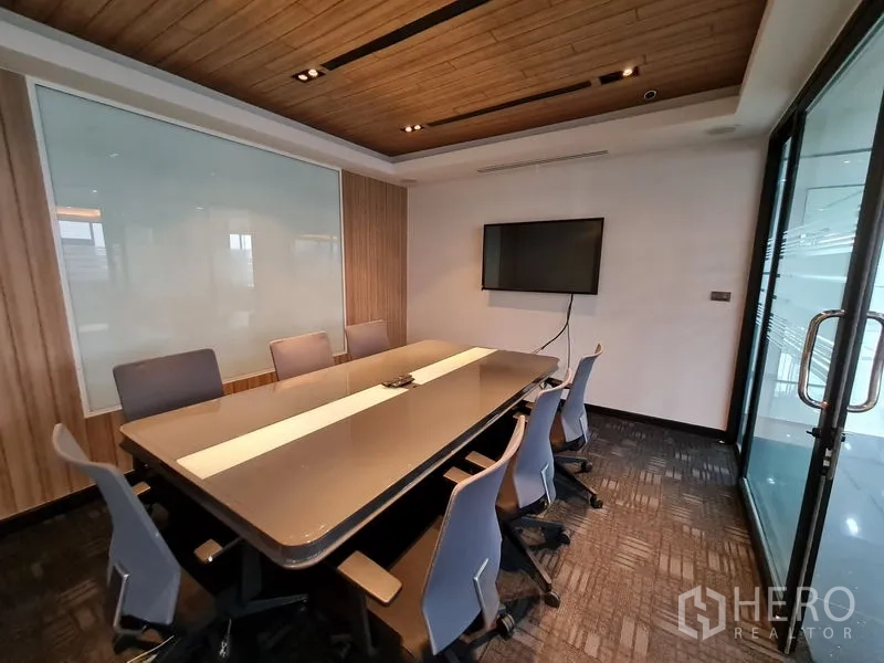 办公空间 出租在Bang Rak, Bangkok - 私密小会议室，配电视屏、磨砂玻璃与木饰天花。