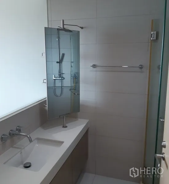 คอนโด ขายในKhlong Toei, Bangkok - ห้องน้ำโมเดิร์น พร้อมอ่างล้างหน้า กระจก และตู้กั้นอาบน้ำกระจก